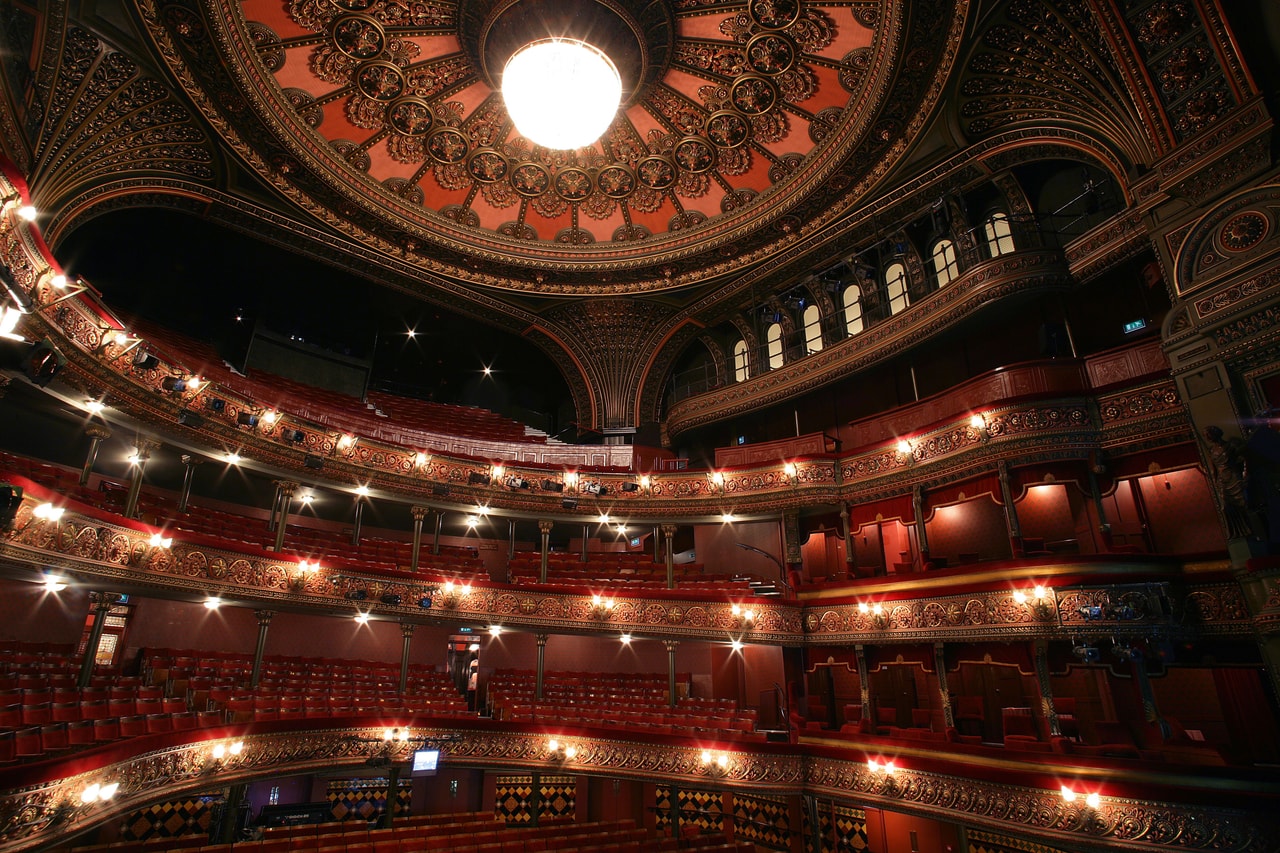 Leeds Grand Theatre room and ceiling