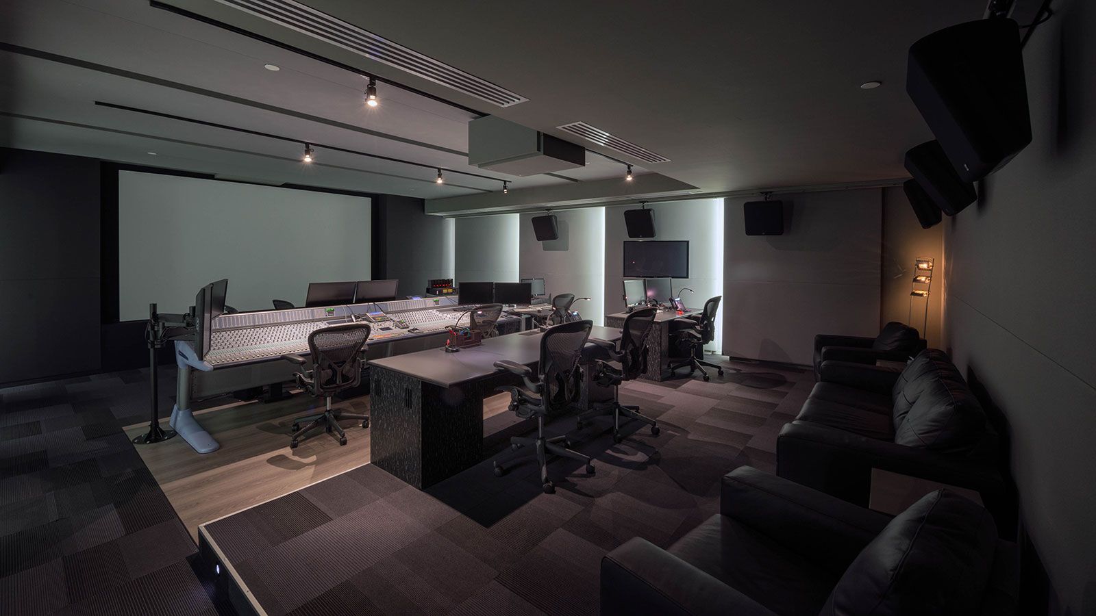 Company 3 Deluxe interior